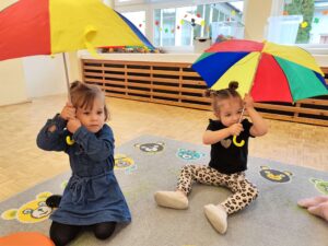 Dwie dziewczynki trzymają parasol