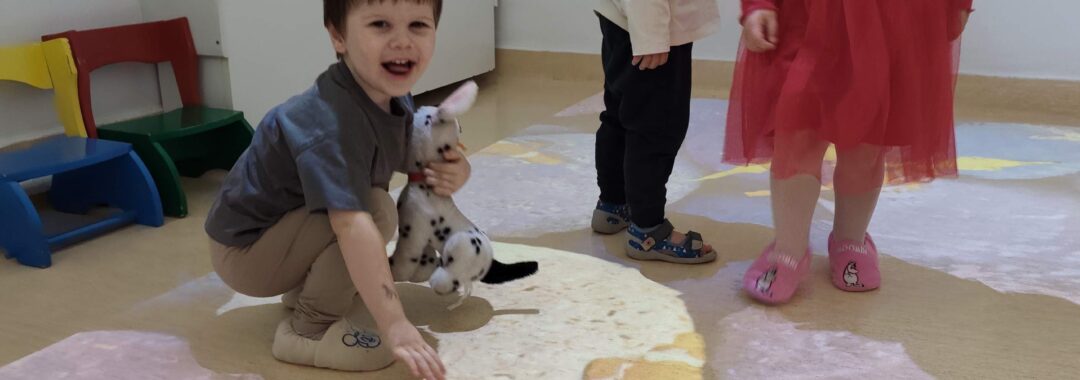 Dzieci bawią się na magicznym dywanie- łapią rybki