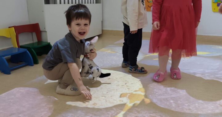 Dzieci bawią się na magicznym dywanie- łapią rybki