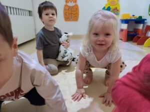 Dzieci bawią się na magicznym dywanie- łapią meduzy