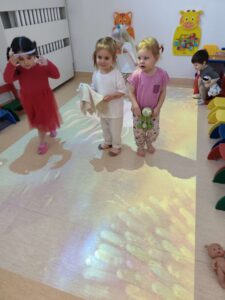 Dzieci bawią się na magicznym dywanie- łapią meduzy