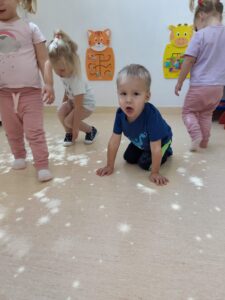 Dzieci bawią się na magicznym dywanie- na gwiazdkach