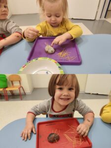 Kolaż dwóch zdjęć - dwie dziewczynki wtykają makaron spaghetti w łupinkę orzecha oklejoną plasteliną