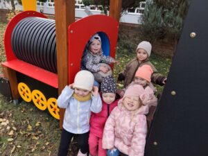 Dziewczynki na podwórku uśmiechają się do zdjęcia