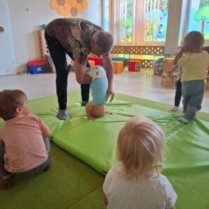 Dzieci ćwiczą na zajęciach z jogi