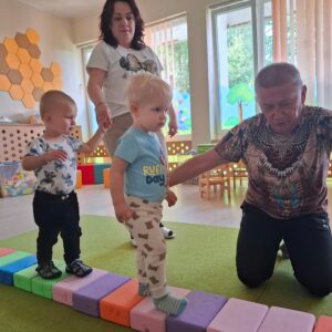 Dzieci ćwiczą na zajęciach z jogi