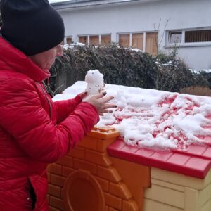 Ciocia ulepiła bałwanka