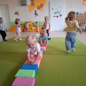 Dzieci ćwiczą na zajęciach z jogi