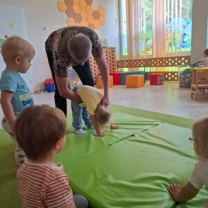 Dzieci ćwiczą na zajęciach z jogi