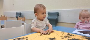 Dzieci odbijają ręce na kartce.