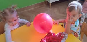Dzieci bawią się ballonem.