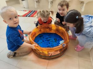 Dzieci bawią się wodą przy baseniku sensorycznym