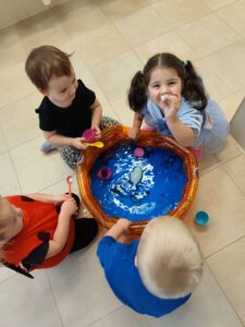 Dzieci bawią się wodą przy baseniku sensorycznym
