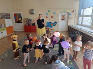 Pani piszczą dzieciom bańki podczas zabaw tanecznych