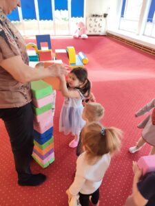 Dzieci układają wieżę z piankowych kostek