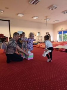 Dzieci skaczą na dywan z piankowych kostek
