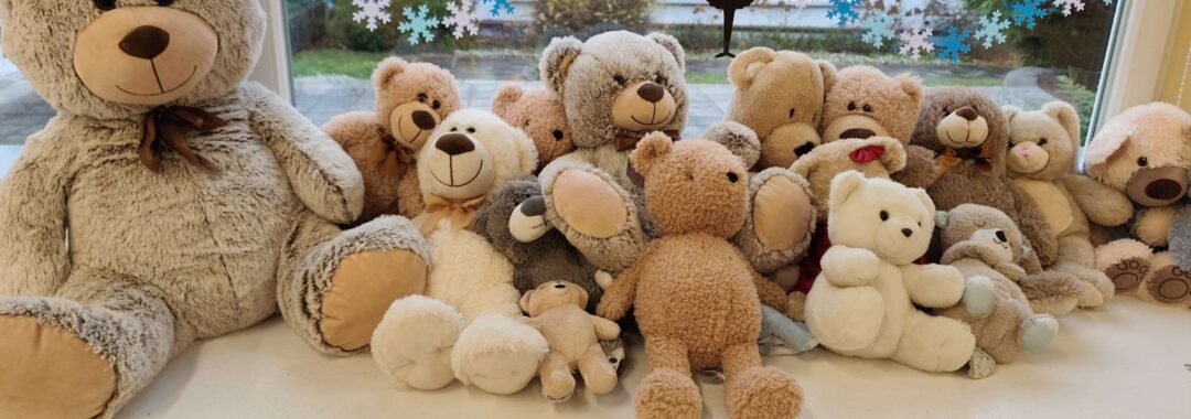 Pluszowe misie siedzą na parapecie