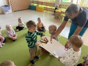 Dzieci otwierają list z przedszkola