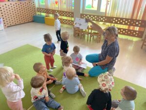 Dzieci otwierają list z przedszkola