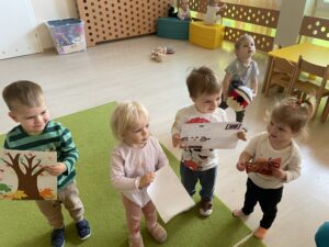 Dzieci otwierają list z przedszkola