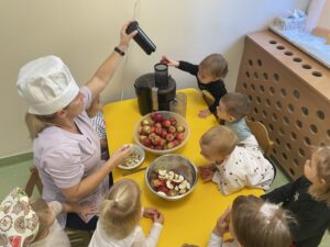 Dzieci robią sok z jabłek