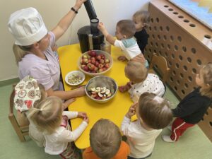 Dzieci robią sok z jabłek