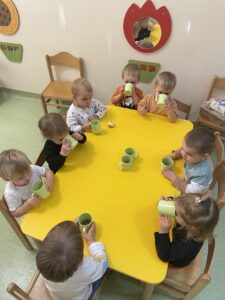 Dzieci robią sok z jabłek