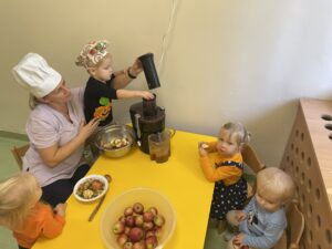 Dzieci robią sok z jabłek