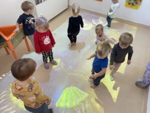 Dzieci bawią się na magicznym dywanie