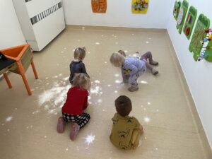 Dzieci bawią się na magicznym dywanie