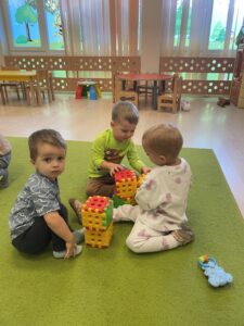Dzieci bawią się klockami