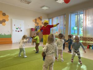 Dzieci tańczą z Kubusiem Puchatkiem