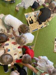Dzieci z planszą sensoryczną