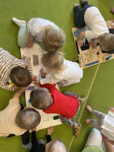 Dzieci z planszą sensoryczną