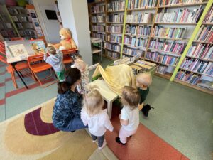 Dzieci odkrywają niespodziankę