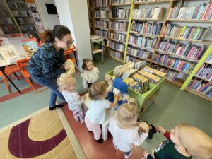 Dzieci odkrywają niespodziankę