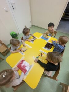 Dzieci bawią się woreczkami sensorycznymi