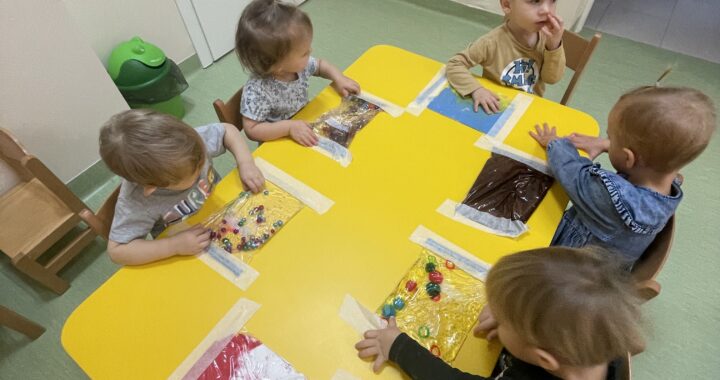 Dzieci bawią się woreczkami sensorycznymi