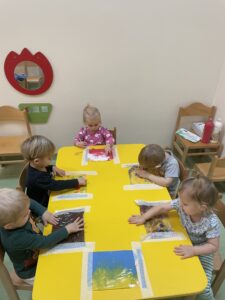 Dzieci bawią się woreczkami sensorycznymi
