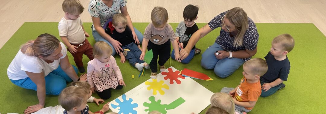 Dzieci przyklejają odp.kolor kredki do plamki