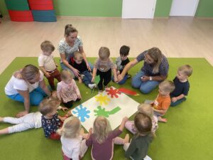 Dzieci przyklejają odp.kolor kredki do plamki