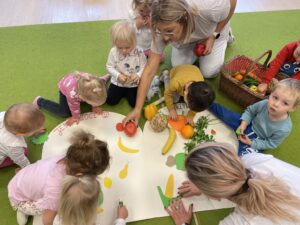 Dzieci dopasowują kształty owoców i warzyw