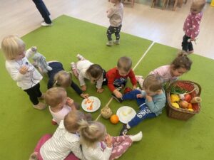 Dzieci smakują warzywa i owoce