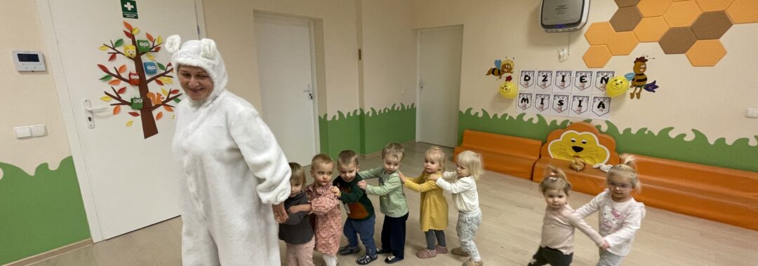 Dzieci tańczą z misiem