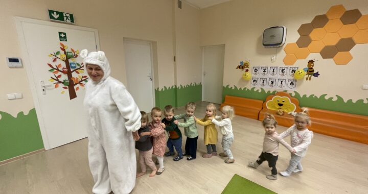 Dzieci tańczą z misiem