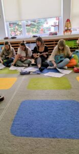 Opiekunki w trakcie szkolenia z gry na ukulele