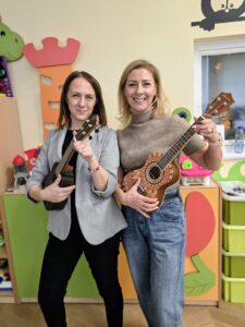 opiekun z prowadzącą w trakcie szkolenia z gry na ukulele