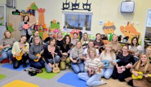 uczestnicy szkolenia w żłobku z nauki gry na ukulele.