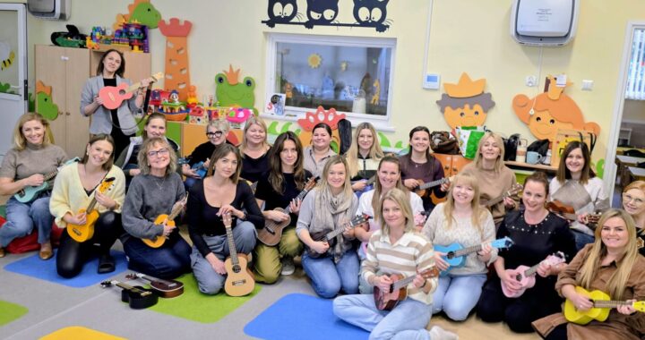uczestnicy szkolenia w żłobku z nauki gry na ukulele.