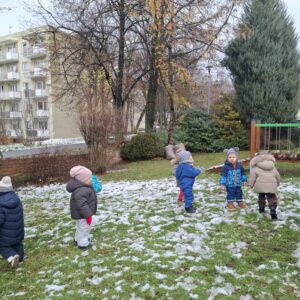 Spacer w ogrodzie żłobka